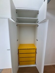 Garderobe Einbauschrank gelb weiß Schreiner